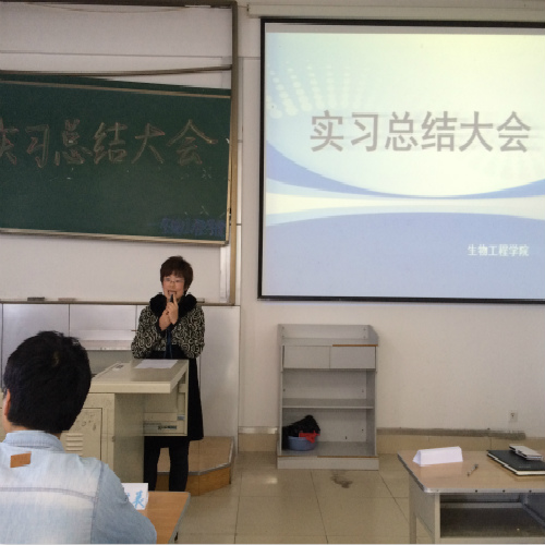 李铭老师祝福同学们有美好的未来