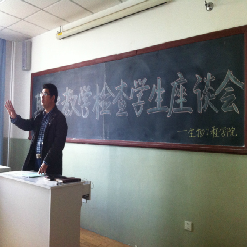 生物技术系党支部书记殷亚杰博士向员工们提出自己的意见