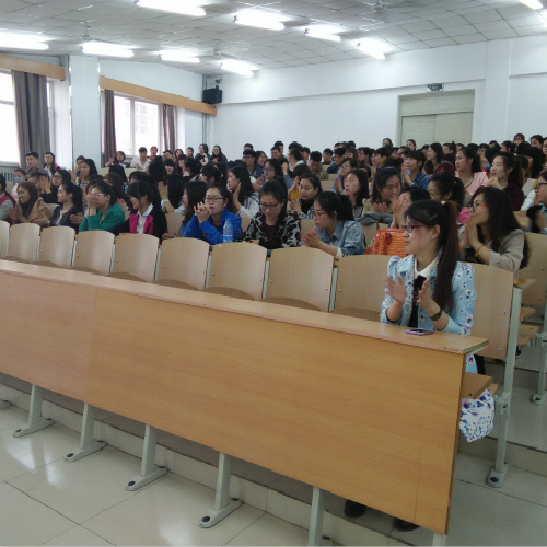 员工们认真听取学长学姐的经验