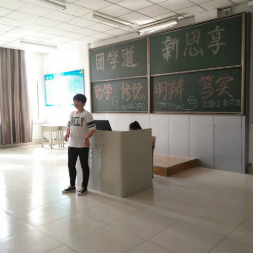 同学为大家讲述名人故事