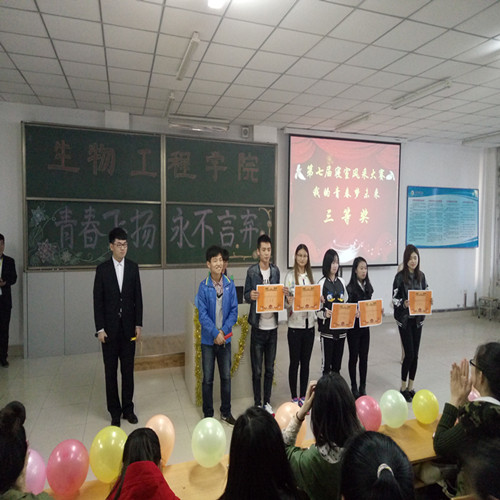 为获奖同学颁奖