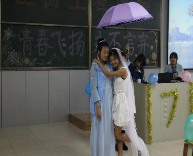 同学们进行节目表演